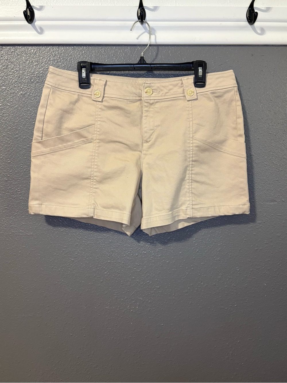 Liz Claiborne beige chino shorts size 10 (SKU 283)